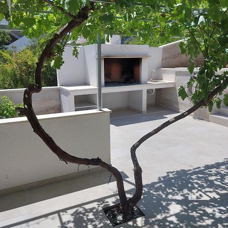 Holiday Home Dora Sutivan Luaran gambar