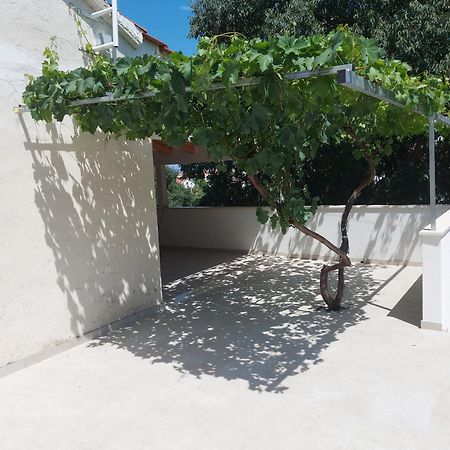 Holiday Home Dora Sutivan Luaran gambar
