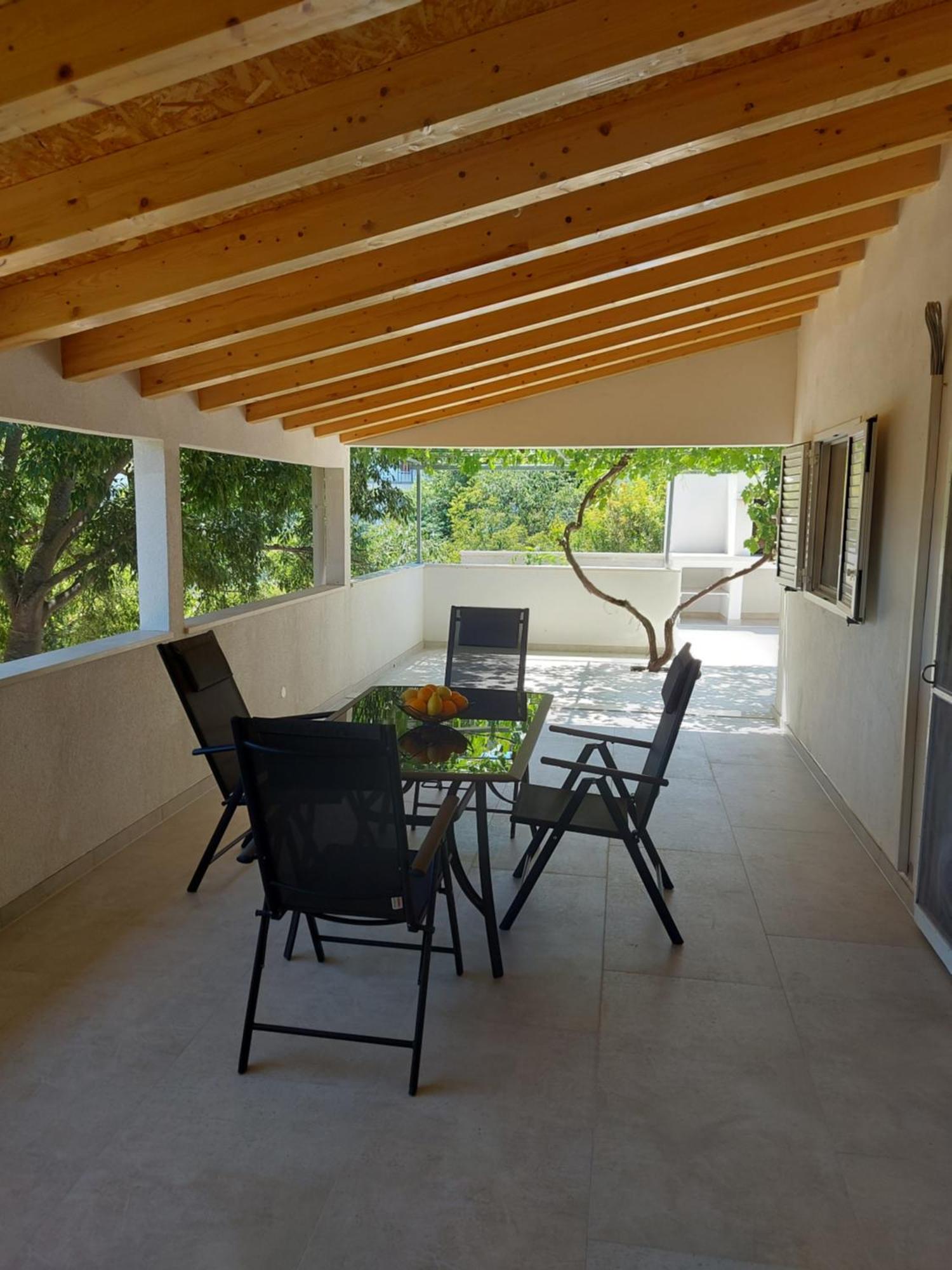 Holiday Home Dora Sutivan Luaran gambar