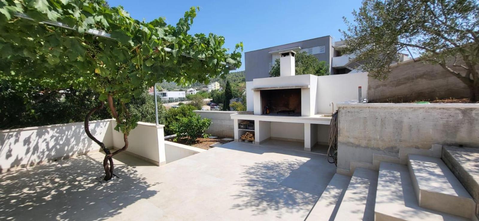 Holiday Home Dora Sutivan Luaran gambar
