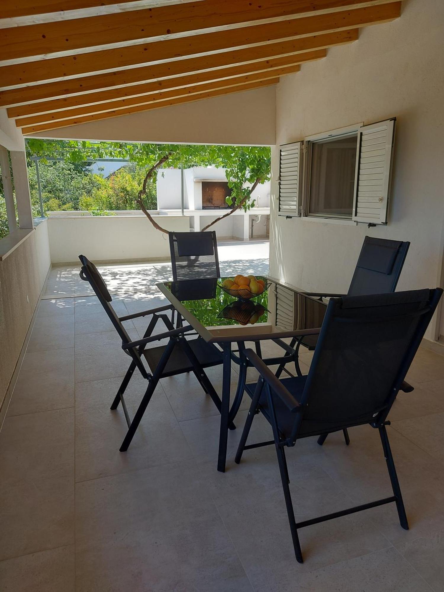 Holiday Home Dora Sutivan Luaran gambar
