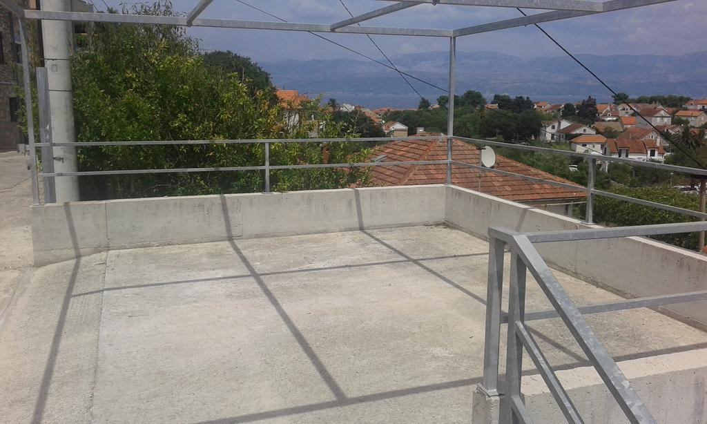 Holiday Home Dora Sutivan Luaran gambar